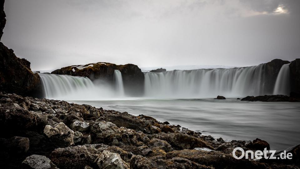 Der Godafoss - Wasserfall der Götter - im Norden Islands, soll seinen Namen davon haben, dass während der Christianisierung die Statuen der alten Götte dort versenkt wurden. Bild: Peter Müller
