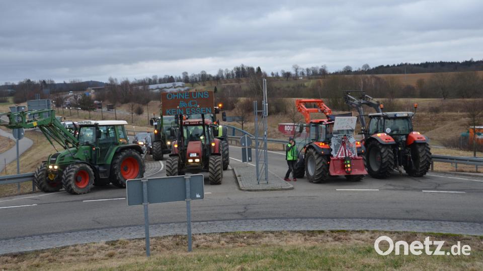 Am Kreisverkehr an der Umgehungsstraße legten die Landwirte mit ihren Traktoren am Mittwochmorgen bis 10 Uhr die Zu- und Ausfahrten lahm. Bild: dob