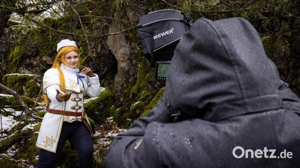 Cosplayerin Franziska Rebl und Fotograf Roland Hösl beim Shooting im Wald bei Erbendorf. Bild: Müller, Peter