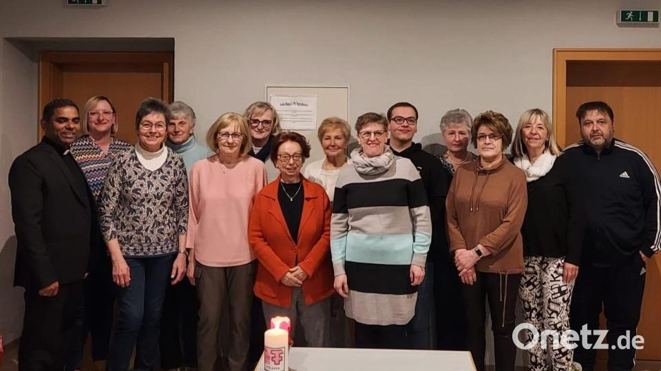 Der neue Vorstand der KAB-Neusorg-Riglasreuth (von links) Präses Pfarrer Julius Johnrose, Kassenprüferin Simone König, Sprecherin des Leitungsteams Gabi Söllner, Maria Wegmann, Rita Kormann, Kassiererin Christine Dux, Marianne Fütterer, Irmgard Dumler, stellvertretende Sprecherin Sabine Philipp, Sebastian Daubner, Ingrid Prechtl, Irmgard Keck, Gerlinde Schützenmeier und Alexander Hörl. Bild: Alexander Hörl/exb