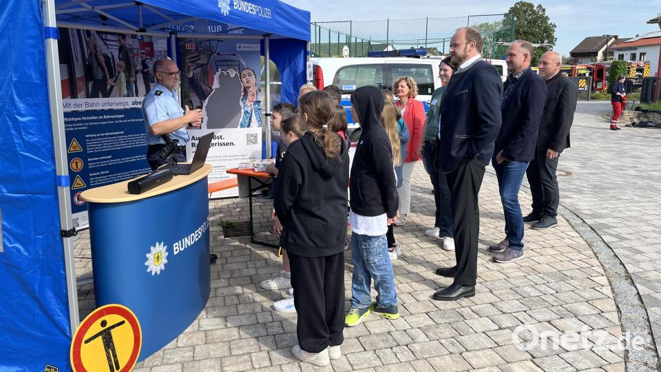 Schülerinnen, Schüler und Ehrengäste lauschen der Ausführung der Bundespolizei. Bild: H. Holzförster/exb