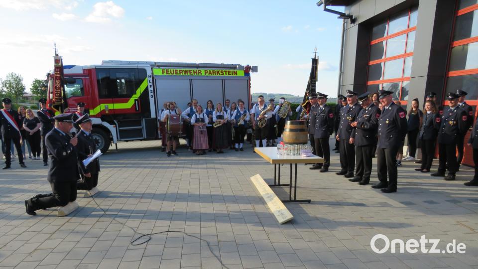 Auf Knien baten Kommandant Robert Maier und Vorsitzender Andreas Wittmann der Feuerwehr Kirchendemenreuth um die Übernahme der Patenschaft für das 150-jährige Gründungsjubiläum Bild: adj
