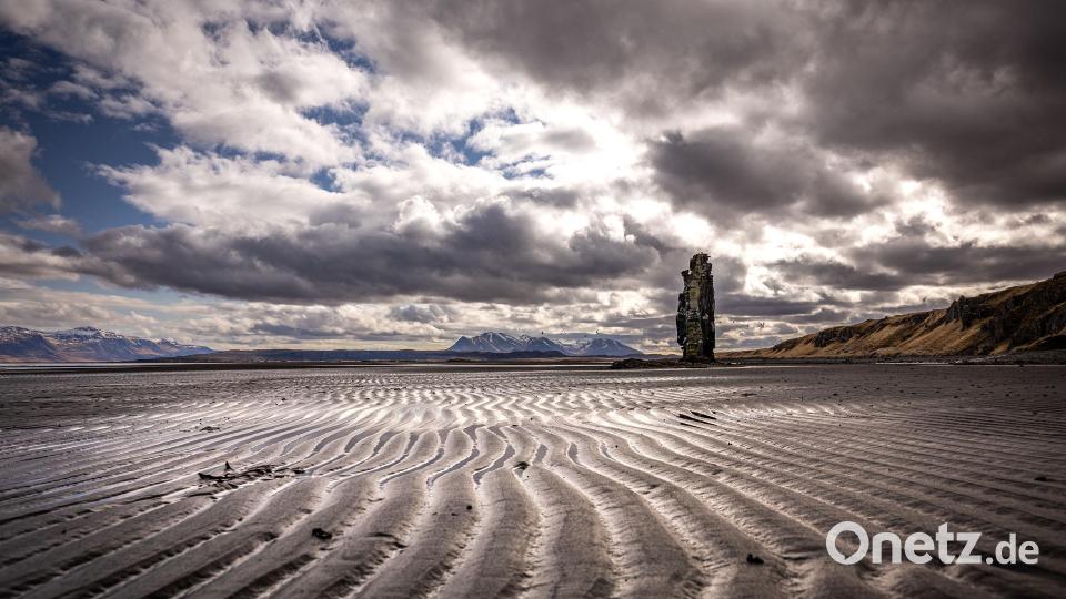 Der Basaltfelsen Hvitserkur im Nordwesten Islands. Bei Ebbe hat man die Möglichkeit vom Parkpklatz zum Felsen abzusteigen und &quot;im Nordatlantik&quot; zu fotografieren. Gute Schuhe sind hier aber Pflicht. Bild: Peter Müller