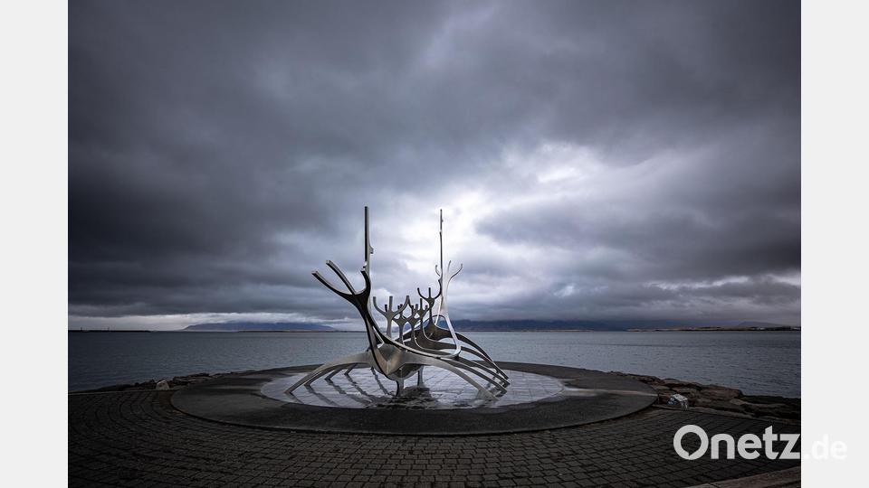 Reykjavik und der Flughafen Keflavik sind Start- und Endpunkt der Ringstraße. Eines der bekanntesten Kunstwerke der Stadt ist die Skulptur Solfar - Sonnenfahrt. Bild: Peter Müller