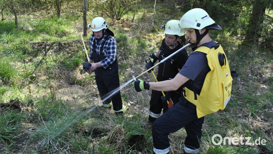 Mit Löschwasserrucksäcken kann ein Vegetationsbrand in unwegsamem Gelände effektiv bekämpft werden. Mit der Wärmebildkamera wird nachkontrolliert. Bild: wfw