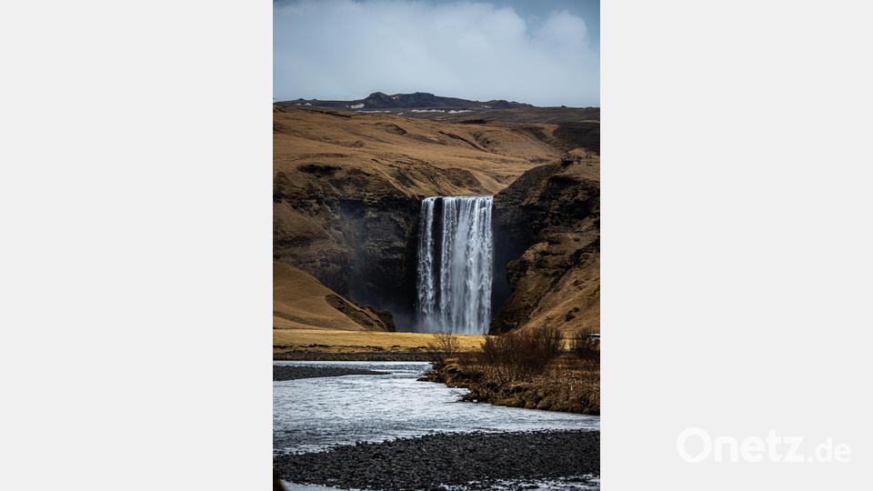 Der Skogafoss gehört zu den bekanntesten und größten Wasserfällen und liegt noch nah am sogenannten Golden Circle. Diese Region ist besonders für den Tourismus erschlossen. Wer ein bisschen echteres Island erleben will, muss der Route 1 weiter Folgen und den Golden Circle verlassen. Bild: Peter Müller