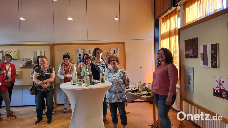 Zahlreiche Besucher ließen die Kunstwerke von Anna Windschiegl (rechts) und Christine Kappl (Zweite von rechts) auf sich wirken. Bild: Pfarrbücherei/exb
