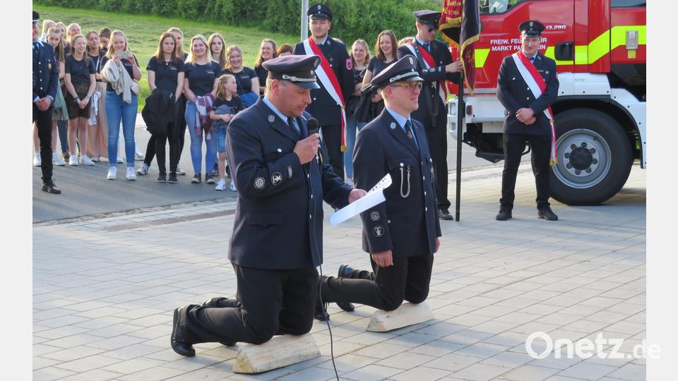 Auf Knien baten Kommandant Robert Maier und Vorsitzender Andreas Wittmann der Feuerwehr Kirchendemenreuth um die Übernahme der Patenschaft für das 150-jährige Gründungsjubiläum im Juli. Viele Zuschauer verfolgten die Gaudi. Bild: adj