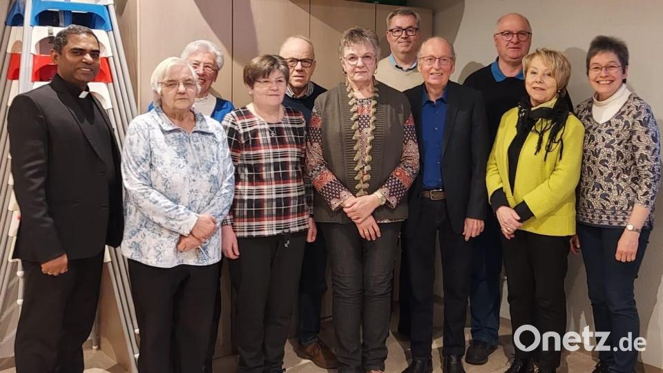 Ausgeschiedene aus dem Vorstandschaft und weiterhin Tätige (von links) Präses Pfarrer Julius Johnrose, Rita Veigl, Annemarie Lautenbacher, Martina Wegmann, Otto Keck, Lucia Greger, Kreisverbandssprecher Wolfgang Glaser, Dr. Günther Fütterer, Erwin Greger, Neumitglied Monika Schöffel und Sprecherin d. Leitungsteams Gabi Söllner. Bild: Alexander Hörl/exb