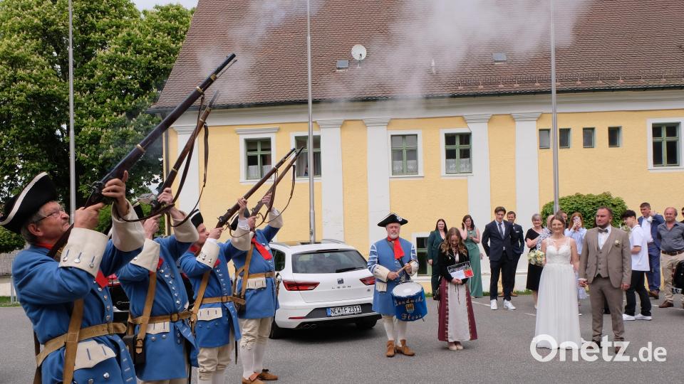 Die Flosser Landwehr feuert einen Salut zu Ehren des Brautpaars Lisa Kühbandner und Stefan Weig ab. Bild: le
