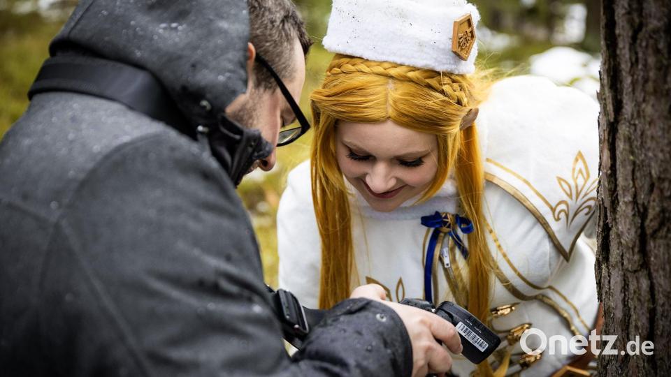 Cosplayerin Franziska Rebl und Fotograf Roland Hösl beim Shooting im Wald bei Erbendorf. Bild: Müller, Peter