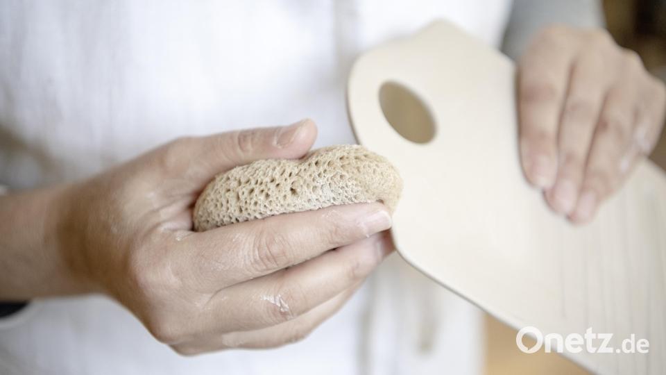 In einer kleinen Manufaktur bei Selb hat das Fotografen-Paar eine eigene Porzellan-Kollektion erarbeitet. Bild: Alexander und Antonia Feig
