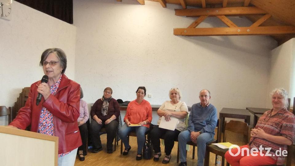 Die Schwandorfer Sonntagsdichter bei ihrer Premieren-Lesung im Ebermannsdorfer Pfarrsaal. Vorsitzende Ingeborg Baier (am Pult, ihre Kolleginnen im Hintergrund) trägt hier ein Gedicht vor. Bild: gm