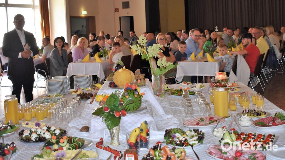 Das Kommunionbuffet im Jugendheim ist nicht nur äußerst lecker, sondern auch ein Fest für die Augen. Bild: rgr