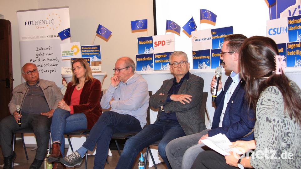 Teilnehmer an der Gesprächsrunde beim Jugendtalk in Falkenberg waren MdL Cemal Bozoglu, MdL Laura Weber, MdEP Thomas Rudner, MdL Martin Scharf und Adrian Käß, CSU-Kandidat aus Friedenfels für das Europaparlament. Moderiert wurde die Veranstaltung von Judith Rubatscher (von links). Bild: wro