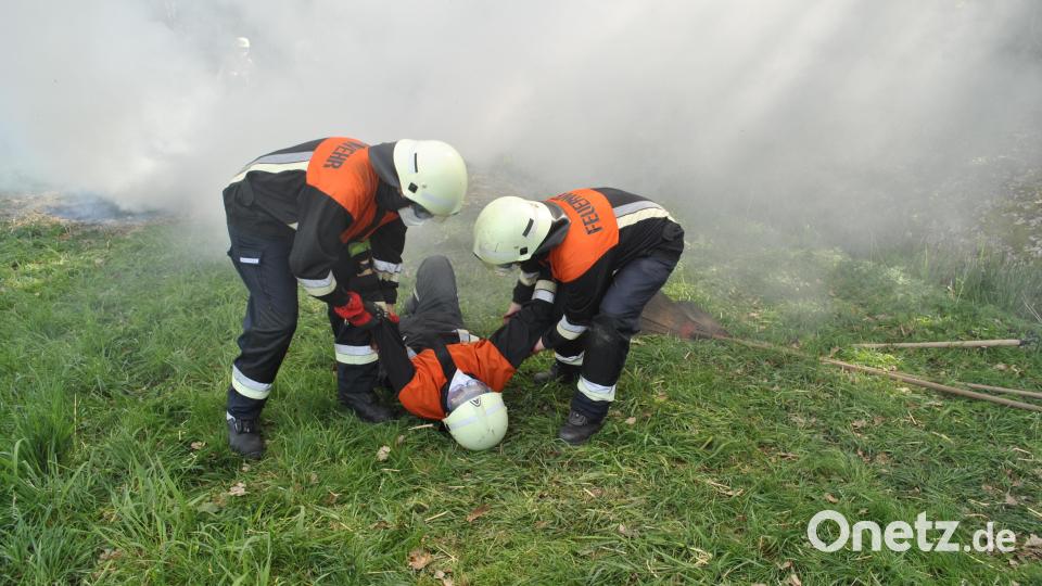Bei einem Notfall während der Brandbekämpfung gilt es, schnelle zu reagieren und die betroffene Einsatzkraft umgehend aus dem Gefahrenbereich zu bringen. Bild: wfw