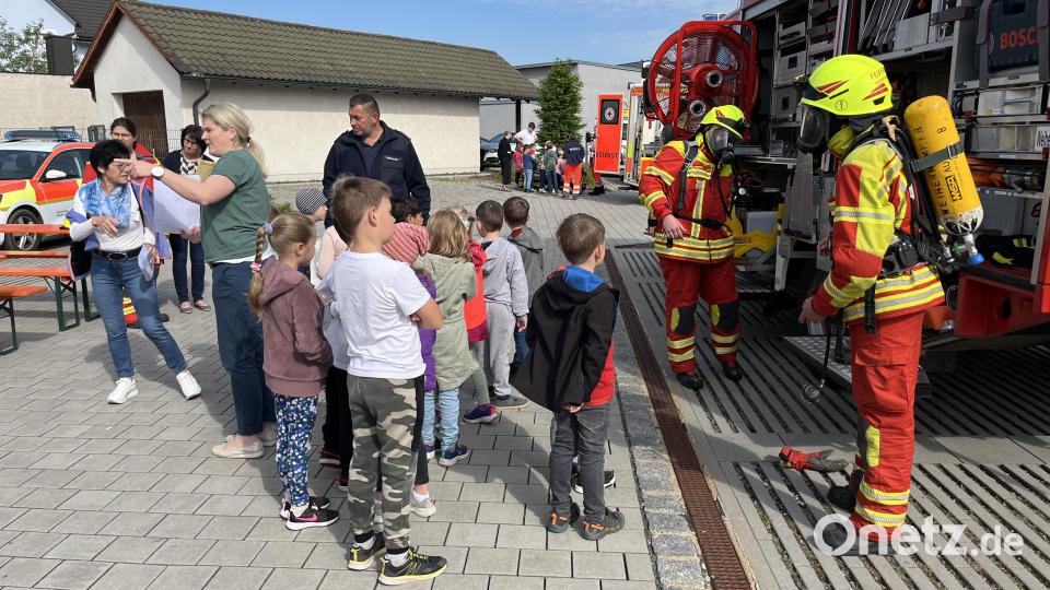 Die Feuerwehrausrüstung ist immer wieder ein Hingucker für die Kinder. Bild: H. Holzförster/exb