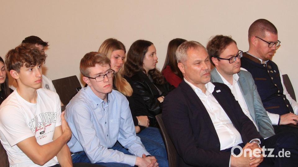 Cailon Voyle (Zweiter von links) äußerte seine Meinung zur Energiepolitik. Der junge Mitterteicher war der Einzige, der beim Talk im Kapitelsaal den Mut hatte, gebenüber Vertretern aus der Politik seine Ansichten zu vertreten. Bild: wro