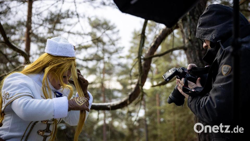 Cosplayerin Franziska Rebl und Fotograf Roland Hösl beim Shooting im Wald bei Erbendorf. Bild: Müller, Peter