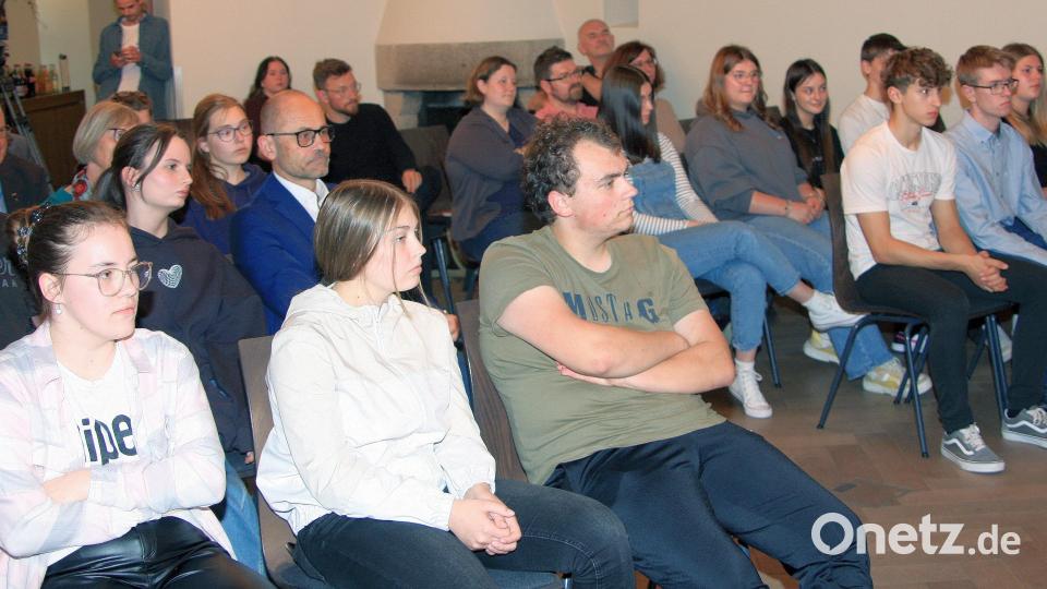 Der Jugendtalk auf Burg Falkenberg lockte zahlreiche Interessierte in den Kapitelsaal der Burg Falkenberg. Paula Günthner und Sopie Härtl (vorne von links), sowie Cailon Voyle (Zweite von rechts) dürfen erstmals wählen. Bild: wro