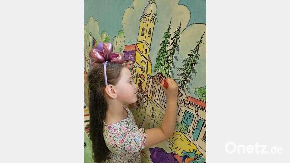 Die Kinder durften auf der Kinderparty, die Künstler Hierl organisiert hat, durften das überdimensionale Gemälde, das er als Skizze erstellt hatte, mit tollen Farben zum Leben erwecken. Bild: wec