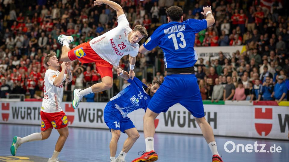 Aaron Mensing wird gefoult. Das Foto wollte der Handballer später von Günter Uschold haben. Bild: Guenter Uschold