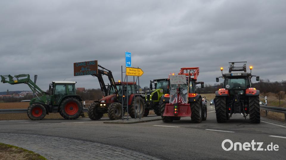 Am Kreisverkehr an der Umgehungsstraße in Vohenstrauß legen die Landwirte mit ihren Traktoren die Zu- und Ausfahrten lahm. Bild: dob