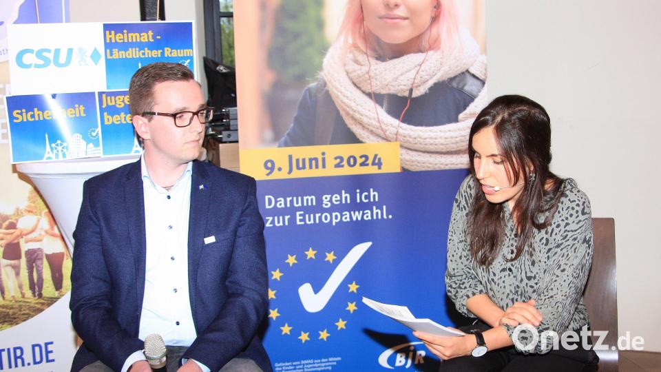 Moderiert wurde der Jugendtalk auf Burg Falkenberg von der 29-jährigen Journalistin beim Bayerischen Rundfunk, Judith Rubatscher (hier im Gepräch mit dem Vertreter der CSU und Kanditaten für das EU-Parlament, Adrian Käß aus Friedenfels. Bild: wro