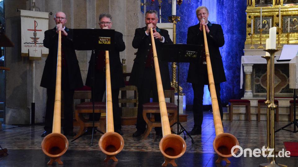 Ungewöhnliche Klänge in der Josefskirche. Die Oberpfälzer Parforcehornbläser haben auch Alphörner im Gepäck. Bild: Kunz