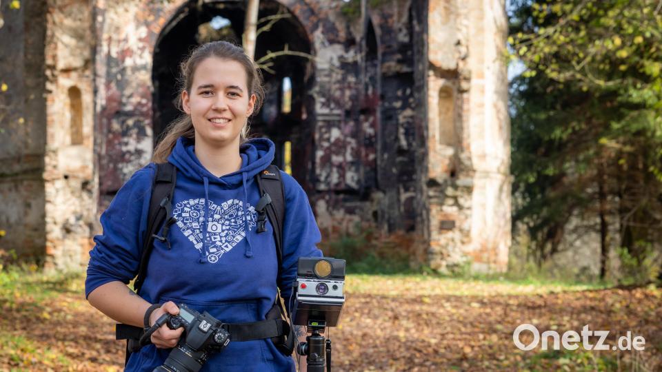 Anna Borek auf Lost Place-Tour in Tschechien - mit Polaroid und digitaler Spiegelreflex-Kamera. Bild: Peter Müller