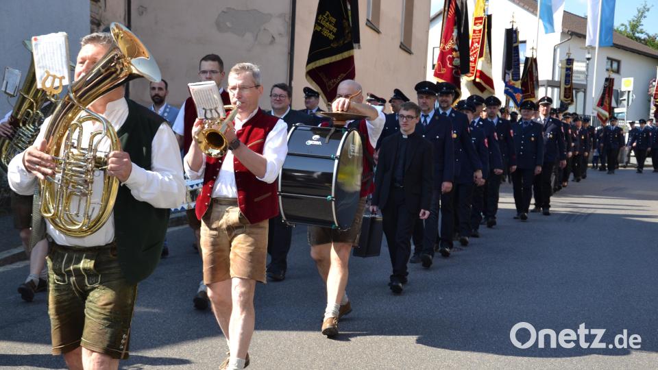 Neun Feuerwehren der Marktgemeinde Moosbach marschierten in die Dorfkirche Burgtreswitz, um gemeinsam den Florianstag zu feiern. Bild: gi