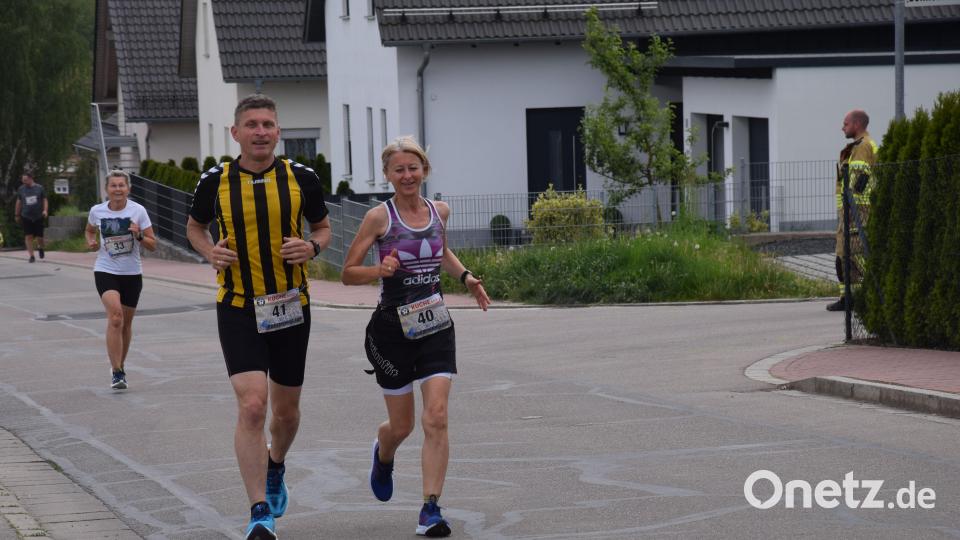 Marion und Florian Fuchs sind dem Laufsport treu geblieben, in Ebermannsdorf gehörten sie auch heuer wieder mit zum Lauf-Team. Bild: bö