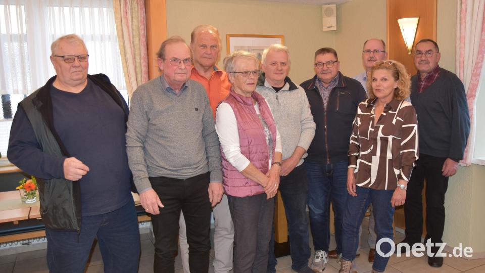 Wegen der Vielzahl an Geehrten fanden die Ehrungen beim Bürgerverein an zwei Abenden statt. Auch bei der zweiten Gruppe ist die Freude groß. Bild: bäh/exb