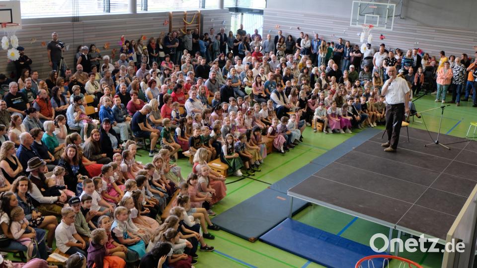 Das Maifest sorgt für ein volles Haus, über das sich nicht nur Rektor Herbert Kraus freut. Bild: le