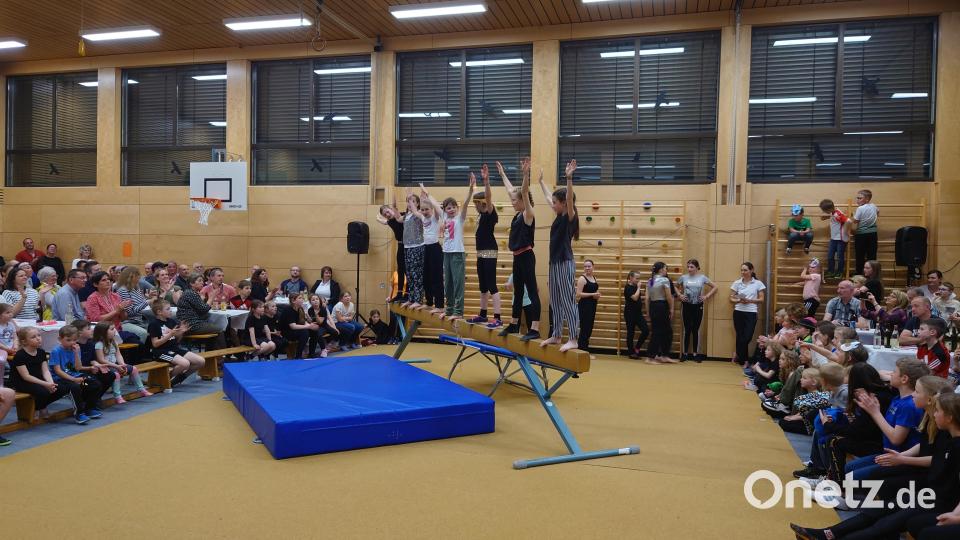 Die Kinder zeigen stolz, was sie an den Turngeräten können. Bild: Jonas Meiler/exb