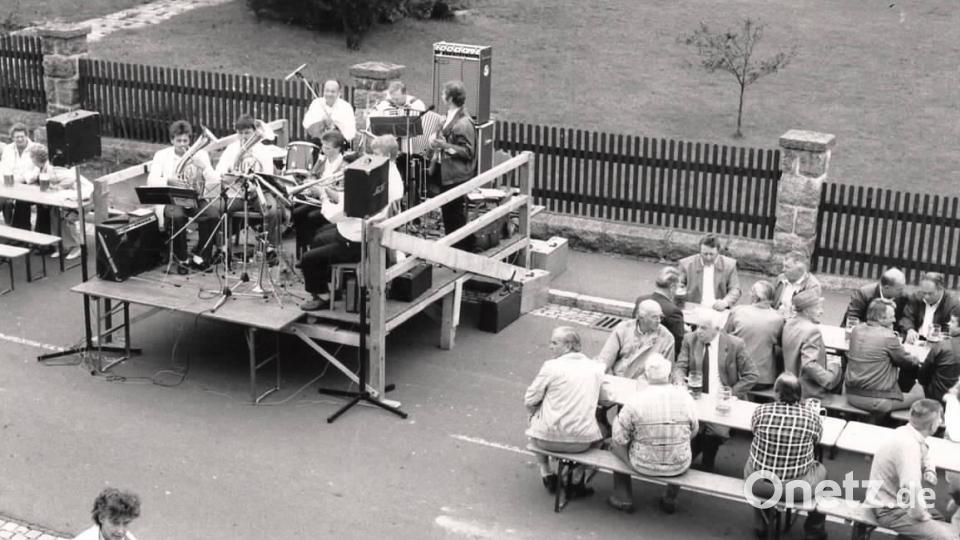 Beim Bürgerfest 1988 war der Platz vor dem Rathaus eingetischt und viele Aktionen fanden auf der Straße statt. Archivbild: ld