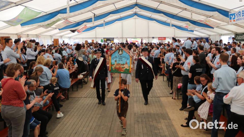 Stehende Ovationen für die Jubelwehr im Festzelt. Bild: lei