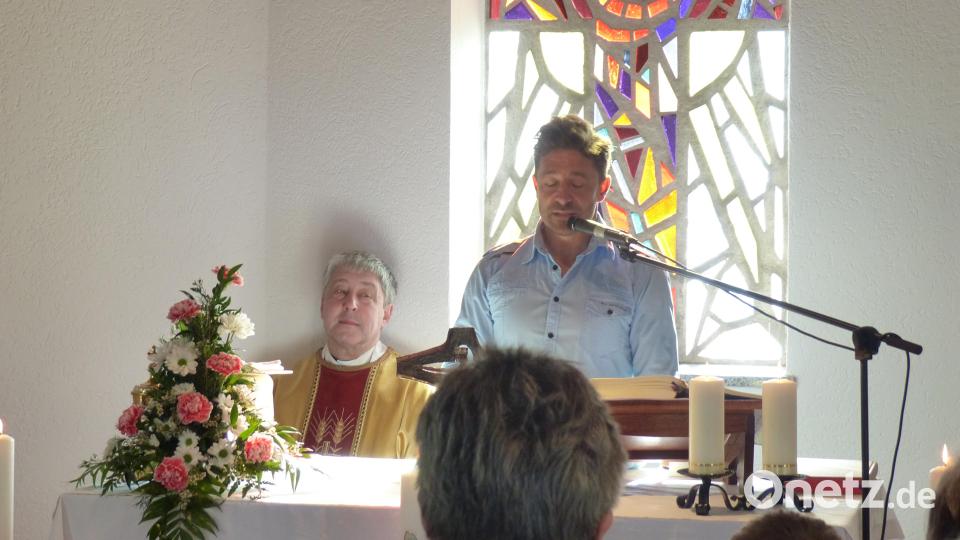 Wolfgang Malzer sorgt mit seiner Chronik zur Entstehung der Kapelle beim Festgottesdienst für Staunen; links daneben Pfarrer Adam Nieciecki in der Wolfgangskapelle. Bild: sl