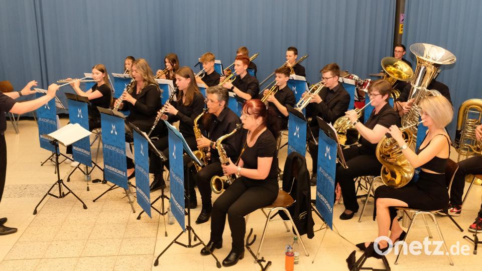 Beim Frühjahrskonzerzt der Musikschule spielt das Blasorchester unter Leitung von Renè Bauer eine dominierende Rolle. Bild: do
