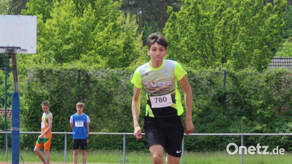 Johannes Fischer vom TV Amberg war einer der dominierenden Leichtathleten bei der Oberpfalzmeisterschaft in Burglengenfeld. Bild: Karin Müller-Popp