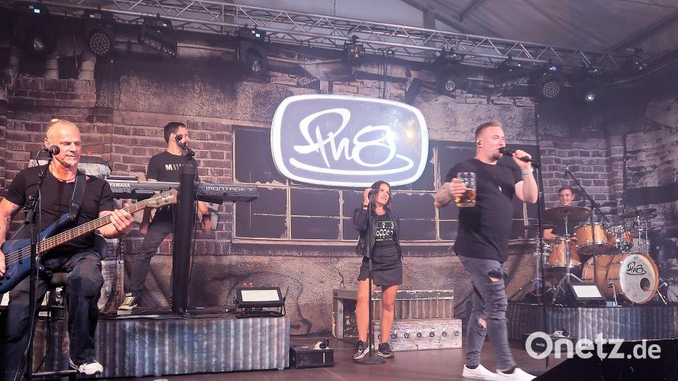 Die Pop-Rock-Coverband „Pop nach 8&quot; heizt am Samstag beim Gründungsfest des TSV Neualbenreuth ein. Dieses Foto entstand 2023 beim Herbstfest in Friedenfels. Archivbild: bsc