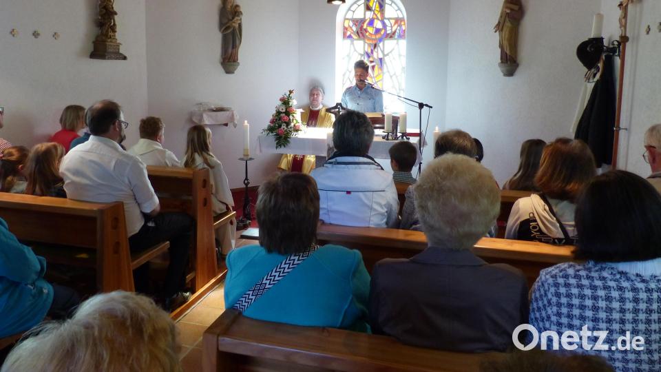 Die Besucher der Wolfgangskapelle lauschen der Chronik von Wolfgang Malzer. Bild: sl