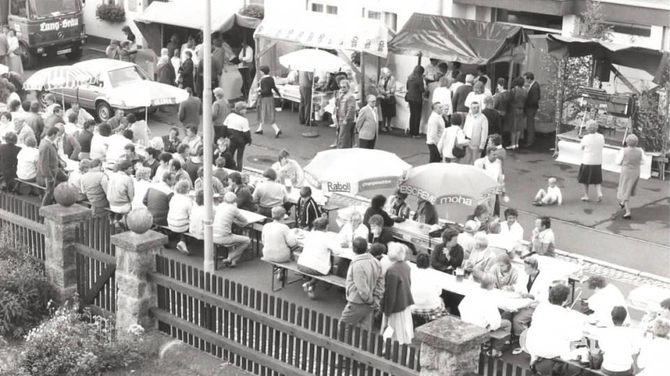 Beim Bürgerfest 1988 war der Platz vor dem Rathaus eingetischt und viele Aktionen fanden auf der Straße statt. Archivbild: ld