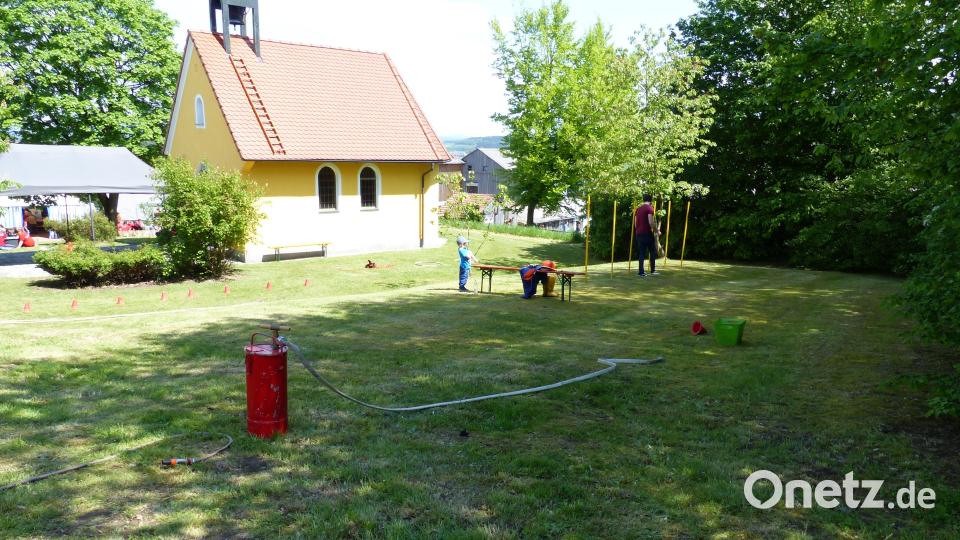 Für die jüngeren Besucher gibt es auf dem Platz neben der Kapelle Gelegenheit zum Spielen. Bild: sl