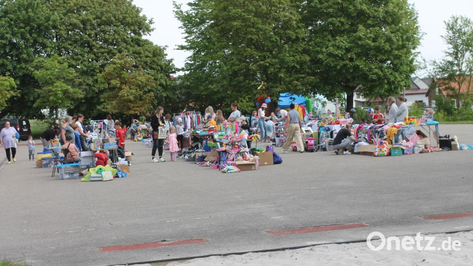 Der erste AWO-Flohmarkt im Freien stößt auf große Resonanz. Bild: pi