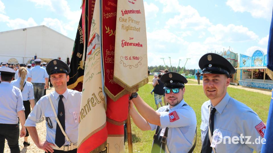 Bestens gelaunt warten die Fahnenträger auf den Einzug ins Zelt. Bild: lei
