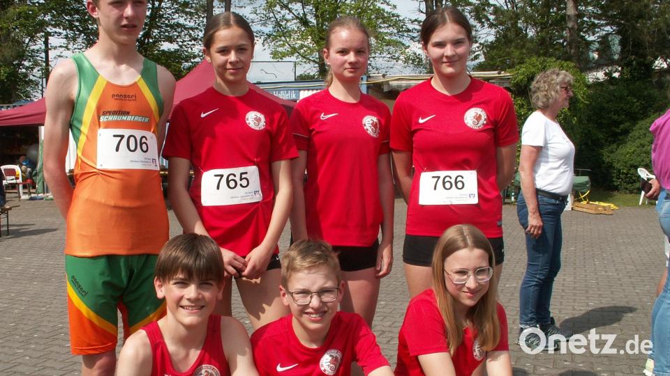 Die Teilnehmer aus Mitterteich und Wiesau: Simon Riedl (hinten von links), Emma Scharf, Theresa Graser und Annika Dietz sowie Luis Karl Busch (vorne von links), Hannes Schröck und Valentina Bauer﻿. Bild: kro
