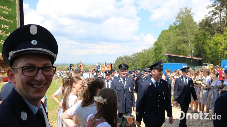 Gelassen blickt Kommandant Markus Luber den Einzug ins Festzelt entgegen. Bild: lei
