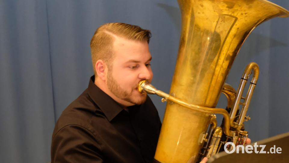 Luca Hennemann imponiert als Solist mit der Tuba, dem Instrument des Jahres Bild: do