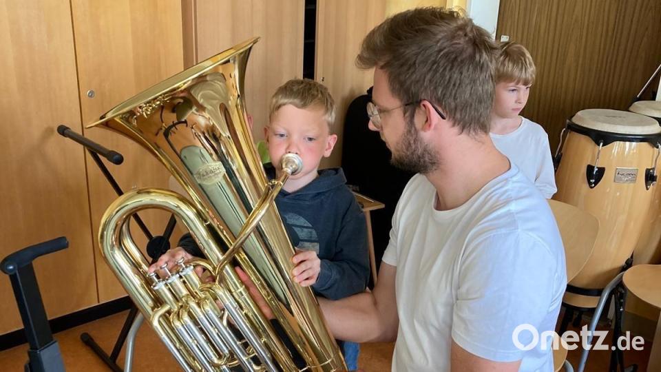 Da braucht man schon eine große Portion Luft, um der Tuba Töne zu entlocken. Zweiter Vorsitzender Erik Remhof (rechts) gibt wertvolle Tipps, wie das am besten funktioniert. Bild: u